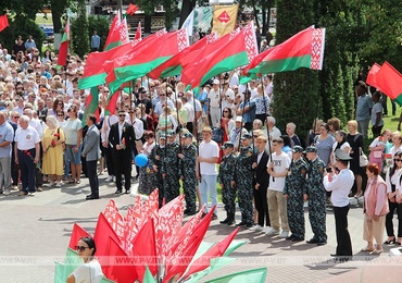 Митингом общественности и возложением цветов к Братской могиле павших воинов-освободителей началось празднования Дня Независимости